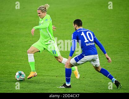 Firo: 21.11.2020 Calcio: Calcio: Bundesliga stagione 2020/21 Schalke 04 - VfL Wolfsburg 0: 2 duelli, da sinistra a destra Felix Klaus, Nabil Bentaleb (Schalke) Foto: TimGroothuis / Witters // poolfoto / via / firosportphoto | uso in tutto il mondo Foto Stock