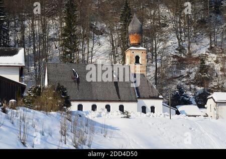 Germania, piccola chiesa coperta di neve nel villaggio di Schneizlreuth in Baviera Foto Stock