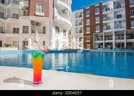 Grande piscina con bar e cocktail drink al hotel tropicale di lusso con appartamenti Foto Stock