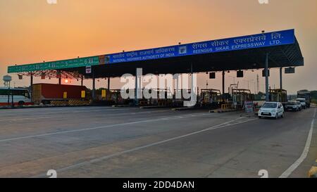 Novembre 2020- Mahroli, Jaipur, India / Centro di National Highway Express a pagamento plaza. Vista laterale del pedaggio su NHAI. Foto Stock