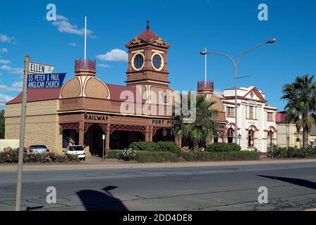 Port Pirie, Australia - 10 aprile 2010: Vecchia stazione ferroviaria ora utilizzata come museo e ufficio postale nel villaggio in Australia del Sud Foto Stock