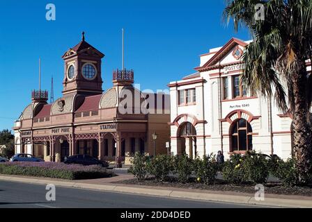 Port Pirie, Australia - 10 aprile 2010: Vecchia stazione ferroviaria ora utilizzata come museo e ufficio postale nel villaggio in Australia del Sud Foto Stock