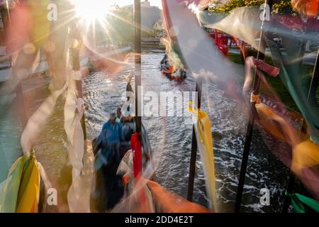 Aveiro, Portogallo - 22 Agosto 2020 : legami colorati a Ponte Laços da Amizade Foto Stock