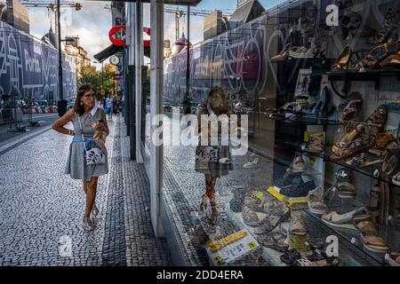Porto, Portogallo - 27 Agosto 2020 : Donna in cerca di un negozio di scarpe Foto Stock