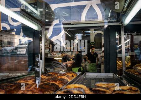 Porto, Portogallo - 27 Agosto 2020 : Pasticceria vista attraverso la sua finestra Foto Stock