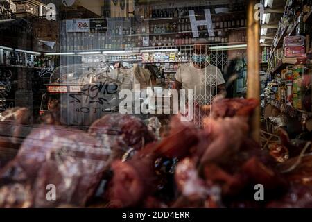 Porto, Portogallo - 27 Agosto 2020 : Negozio di alimentari visto attraverso la sua finestra Foto Stock