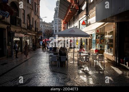Porto, Portogallo - 27 Agosto 2020 : persone in una terrazza di una caffetteria nel centro di Porto Foto Stock