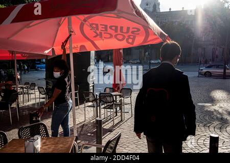 Porto, Portogallo - 27 Agosto 2020 : Passeggiate in una terrazza di una caffetteria all'Avenida dos Aliados Foto Stock