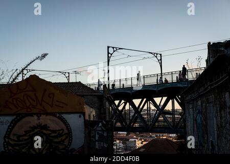 Porto, Portogallo - 27 Agosto 2020 : persone che attraversano il ponte di Dom Luis Foto Stock