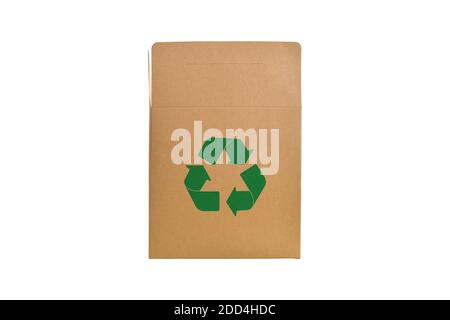 Simbolo di riciclo verde su cartone isolato su sfondo bianco. Oggetto con ritaglio .path. Foto Stock