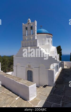 Sifnos appartiene al gruppo delle isole Cicladi e si trova nel cuore del Mar Egeo, vicino alle isole Milos e Serifos. Vanta le tipiche Cicladi Foto Stock