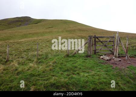 Porta di legno per il Wainwright 'Clough Head' dalla vecchia strada dei pullman per Dockray a Matterdale da St John's in the vale, Lake District National Park. Foto Stock