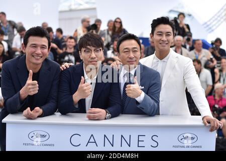 Jung-min Hwang, Sung-min Lee e Ji-Hoon Ju in posa alla fotocellula Spy Gone North tenutasi al Palais des Festivals il 11 maggio 2018 a Cannes, Francia, nell'ambito del 71esimo Festival annuale del Cinema di Cannes. Foto di Lionel Hahn/ABACAPRESS.COM Foto Stock