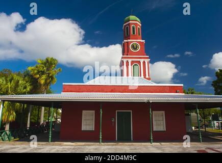 Famosa torre dell'orologio rosso sulla casa di guardia principale al Garrison Savannah. Unesco guarnigione zona storica Bridgetown, Barbados Foto Stock