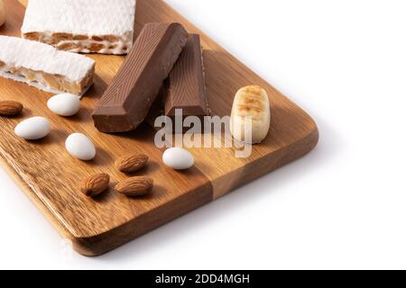 Assortimento di torrone natalizio e marzapane isolati su sfondo bianco Foto Stock