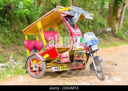 Un triciclo personalizzato, un veicolo passeggeri locale a Mindanao, Filippine Foto Stock