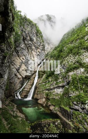 L'iconica cascata Savica, incredibilmente bella, nel Triglav National parco in Slovenia nelle alpi slovene vicino al lago di Bohinj il giorno nuvoloso coperto Foto Stock