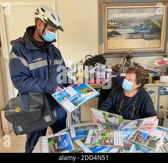 VUOI UN CALENDARIO DI UN POSTINO PARIGINO Foto Stock