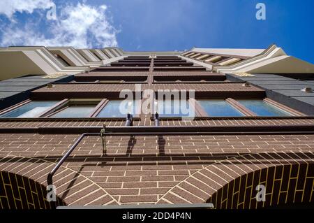 Esterno di un moderno edificio cittadino a più piani con facciata in mattoni Foto Stock
