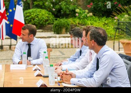 Il Presidente francese Emmanuel Macron, Ambasciatore francese della Gran Bretagna Jean-Pierre Jouyet, Consigliere diplomatico francese Aurelien Lechevallier e Consigliere francese per gli affari europei e del G20 Clement Beaune, si incontrano al Fort de Bregancon a Bormes-les-Mimosas, Francia meridionale, il 3 agosto 2018. Maggio ha ridotto la sua vacanza per l'incontro al ritiro estivo presidenziale francese. Foto di Pascal Parrot/ABACAPRESS.COM Foto Stock