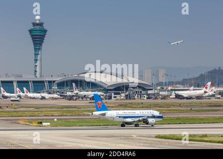 Guangzhou, Cina - 24 settembre 2019: Aeroplani, terminal e torre presso l'aeroporto di Guangzhou Baiyun (CAN) in Cina. Foto Stock