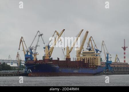 Il Porto Grande di San Pietroburgo è l'impresa statale che fornisce l'organizzazione della navigazione commerciale nel porto marittimo Foto Stock