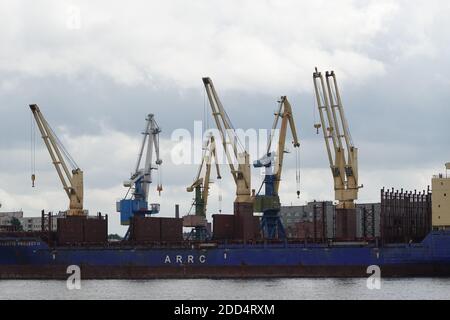 Il Porto Grande di San Pietroburgo è l'impresa statale che fornisce l'organizzazione della navigazione commerciale nel porto marittimo Foto Stock