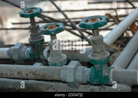 Valvole di intercettazione/intercettazione dell'acqua per controllare il flusso dell'acqua negli impianti idraulici domestici. Foto Stock