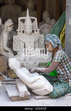 Donna locale scultura in marmo del Buddha, Amarapura, Mandalay Myanmar (Birmania), l'Asia in febbraio - lavorare in marmo scultura in pietra workshop Foto Stock