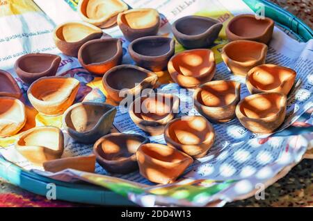Lampade di terra/lampade di argilla che vengono asciugate al sole prima della festa di Diwali. Foto Stock