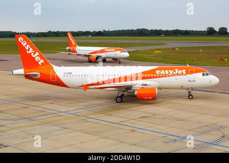Luton, Regno Unito - 8 luglio 2019: Aerei easyJet Airbus A320 all'aeroporto di Londra Luton nel Regno Unito. Airbus è un costruttore europeo di aeromobili Foto Stock