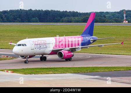 Luton, Regno Unito - 8 luglio 2019: WizAir Airbus A320 aereo all'aeroporto di Londra Luton nel Regno Unito. Airbus è un costruttore europeo di aeromobili Foto Stock
