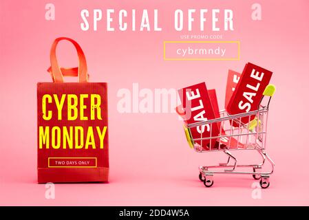 etichette rosse con vendita in carrello vicino alla borsa di carta con la scritta cyber monday rosa Foto Stock