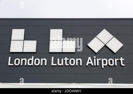 Luton, Regno Unito - 9 luglio 2019: Logo dell'aeroporto di Londra Luton nel Regno Unito. Foto Stock