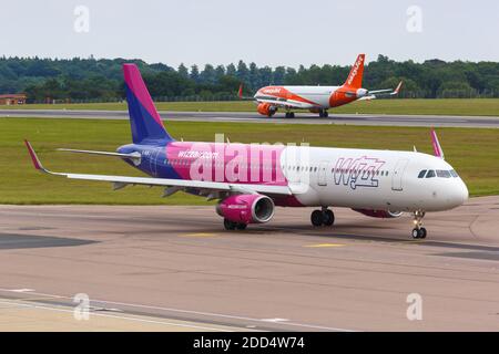 Luton, Regno Unito - 8 luglio 2019: WizAir UK Airbus A321 aereo all'aeroporto di Londra Luton nel Regno Unito. Foto Stock