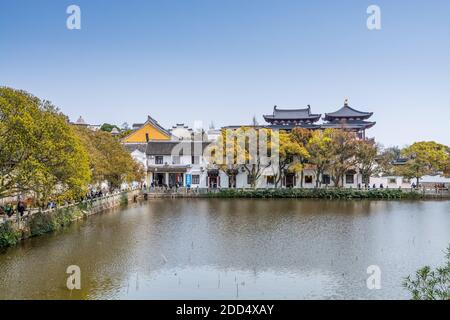 Edifici tradizionali cinesi e templi vicino al lago a Putuoshan, isole Zhoushan, un luogo rinomato in cinese bodhimanda della bodhisattva Aval Foto Stock