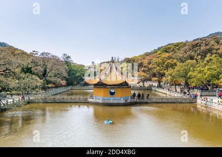 Un tradizionale padiglione cinese nel lago nel Putuoshan, isole Zhoushan, un luogo rinomato in cinese bodhimanda del bodhisattva Avalokitesvar Foto Stock