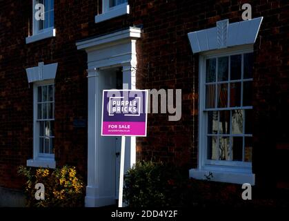 Casa in vendita segno fuori proprietà in Bishop Burton Village, East Yorkshire, Inghilterra UK Foto Stock