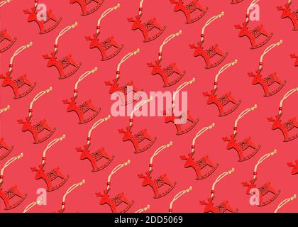 Cervo giocattolo natalizio fatto di legno su sfondo rosso Foto Stock