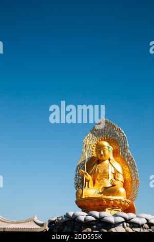 Golden statua del Buddha a Haedong Yonggungsa tempio di Busan, Corea Foto Stock