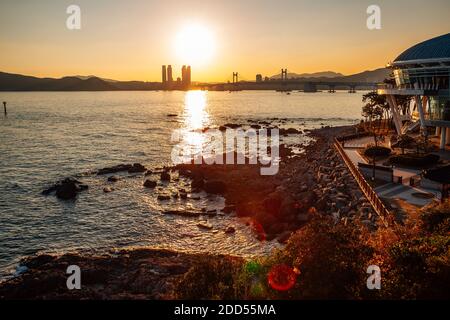 Vista al tramonto del ponte di Gwangan e del mare sull'isola di Haeundae Dongbaekseom a Busan, Corea Foto Stock