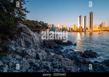 Haeundae spiaggia e Dongbaekseom isola al tramonto a Busan, Corea Foto Stock