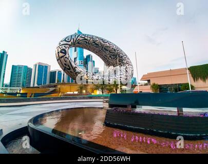 Dubai, Emirati Arabi Uniti - 13 novembre 2020: Il Museo del futuro nel centro di Dubai costruito per l'EXPO 2020 in programma nel 2021 nelle Nazioni Unite Foto Stock