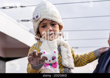 Ritratto di una bambina palestinese alla nave da crociera allo stretto di Bosforo a Istanbul, Turchia. Foto Stock