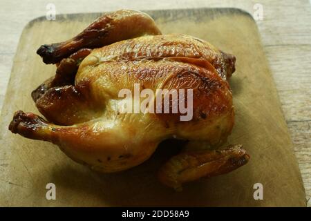 pollo alla griglia con salsa dolce su blocco di legno cucina domestica Foto Stock