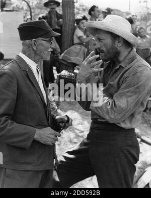 KIRK DOUGLAS in costume come Vincent Van Gogh sul set Luogo candid in Arles che parla con Monsieur 78 anni TOUCHER durante le riprese di LUSSURIA PER LA VITA 1956 regista VINCENT MINNELLI romanzo Irving Stone sceneggiatura Norman Corwin musica Miklos Rozsa produttore John Houseman Metro Goldwyn Mayer Foto Stock