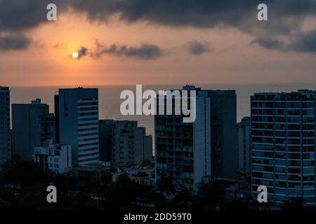 Tramonto sull'Oceano Pacifico a Miraflores, Perù Foto Stock