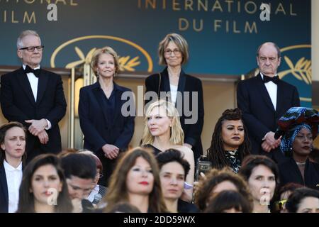 Registi, attrici e produttori alzano le braccia come clap dopo che l'attrice australiana e presidente della Giuria Cate Blanchett con altri registi hanno letto una dichiarazione sui passi del tappeto rosso in protesta della mancanza di filmmakers femminili onorati per tutta la storia del festival alla proiezione Di 'Girls of the Sun (Les Filles Du Soleil)' durante il 71esimo festival annuale del cinema di Cannes al Palais des Festivals il 12 maggio 2018 a Cannes, nel sud-est della Francia. - solo 82 film in concorso nella selezione ufficiale sono stati diretti da donne fin dall'inizio del Cannes Film Fe Foto Stock