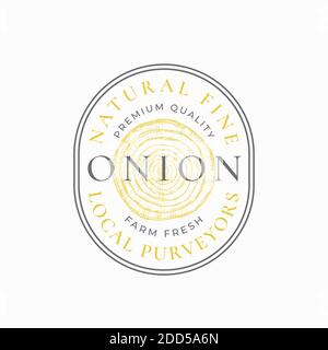 Logo o badge ONION Frame. Schizzo vegetale disegnato a mano con tipografia retrospettiva e bordi. Emblema vintage in stile ovale Premium. Isolato Illustrazione Vettoriale