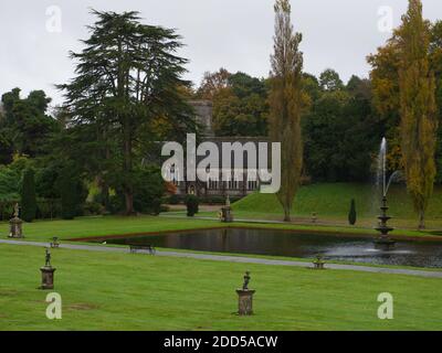 Bickton Park Botanical Gardens, East Devon, Regno Unito. Splendidi giardini strutturati. Chiesa Parrocchiale di S. Maria. Orangerie del Tempio, legno lussureggiante e Parkland Foto Stock